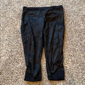 Lululemon black camo crop/Capri length size 6